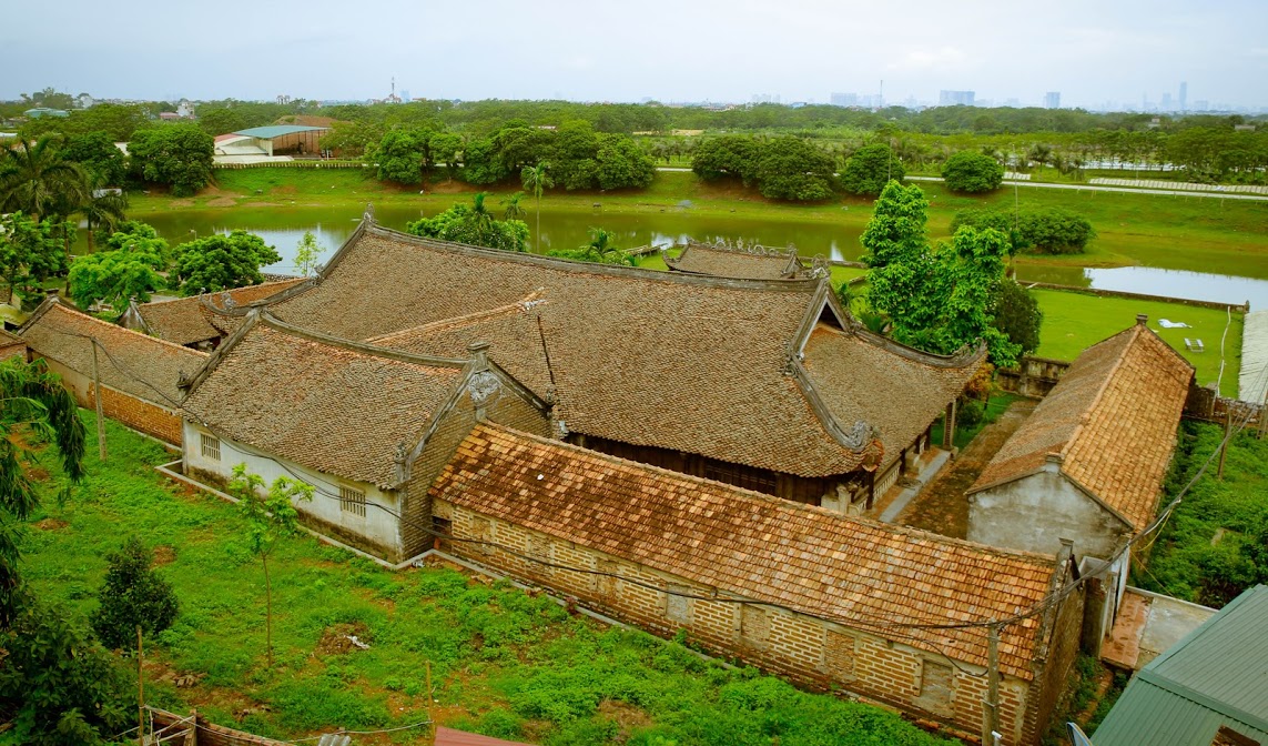 Suốt dọc triền đê êm ả là những nong miến sợi phơi dài hai bên đường, tạo nên một khung cảnh làng quê yên bình và thi vị.