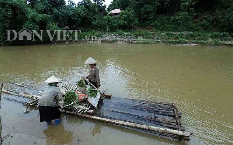 Hơn 400 tính mạng đánh cược với tử thần khi vượt suối Nậm Hua bằng mảng được kết bằng mấy cây tre. Ảnh: Vinh Duy