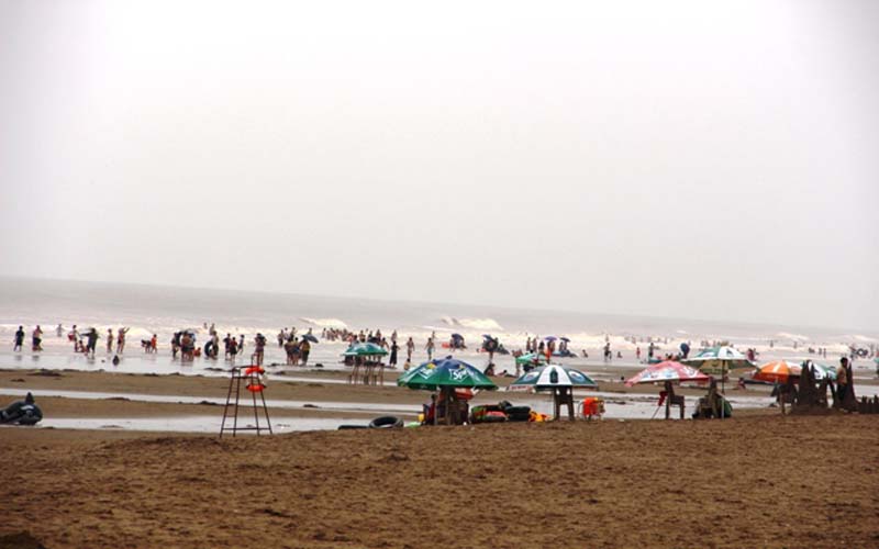  Thanh Hóa được dự báo là vùng tâm bão số 2 nhưng trưa nay rất nhiều du khách vẫn vô tư xuống bãi biển Sầm Sơm tắm.
