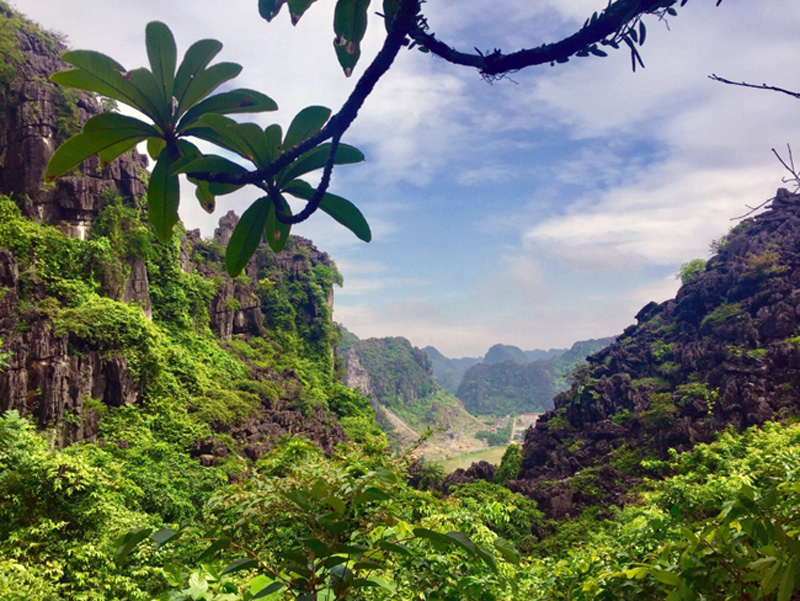 Khung cảnh nối giữa hai đỉnh núi.