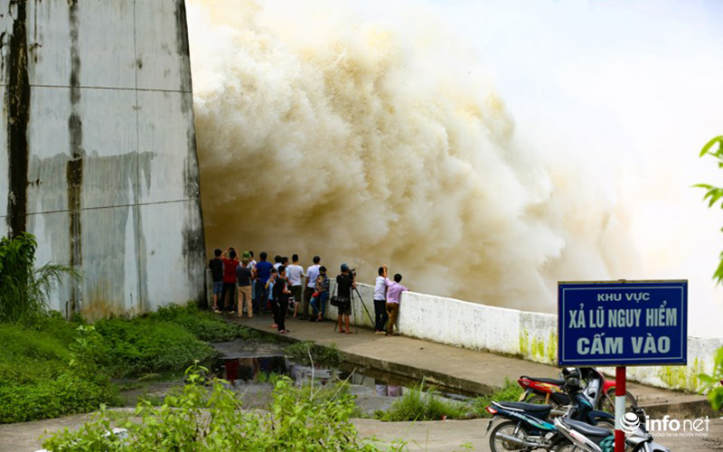 Mặc dù đã có biển cấm, cảnh báo nguy hiểm đặt ở xung quanh nhưng vẫn không cản được sự hiếu kỳ của người dân.