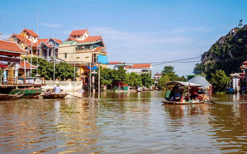 Vùng thoát lũ sông Hoàng Long thuộc 2 huyện Nho Quan và Gia Viễn của tỉnh Ninh Bình vào mùa mưa lâu nay được ví như “Mùa nước nổi” của Bắc bộ bởi luôn phải sống chung với lũ.