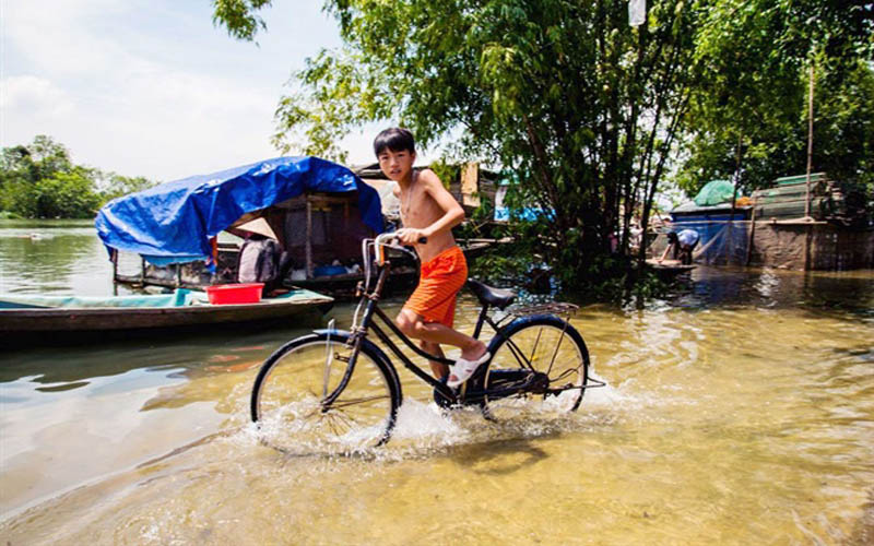 Mặc dù phải sống chung với lũ, cuộc sống còn nhiều khó khăn nhưng những đứa trẻ ở làng chài Đồng Đinh (huyện Nho Quan) vẫn đầy kháo khát vươn lên đối chọi với cuộc sống khắc nghiệt của thiên nhiên.