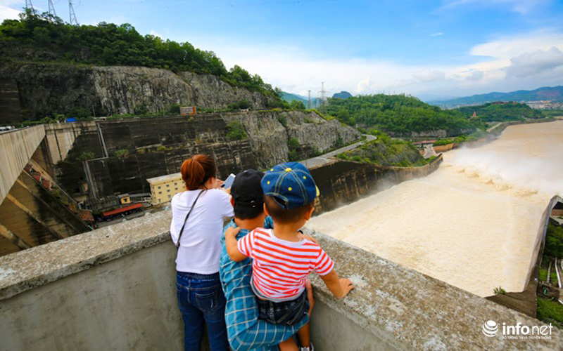 Sở dĩ mọi người hiếu kỳ và thích thú như vậy bởi đã nhiều năm nay, cửa xả đáy và xả tràn đập thủy điện không xả nước. 