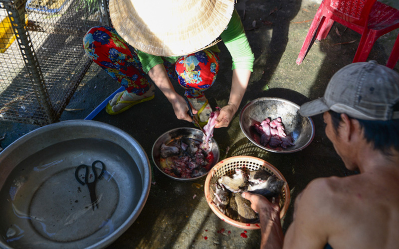 Thường khách sẽ yêu cầu làm thịt ngay tại chỗ. 