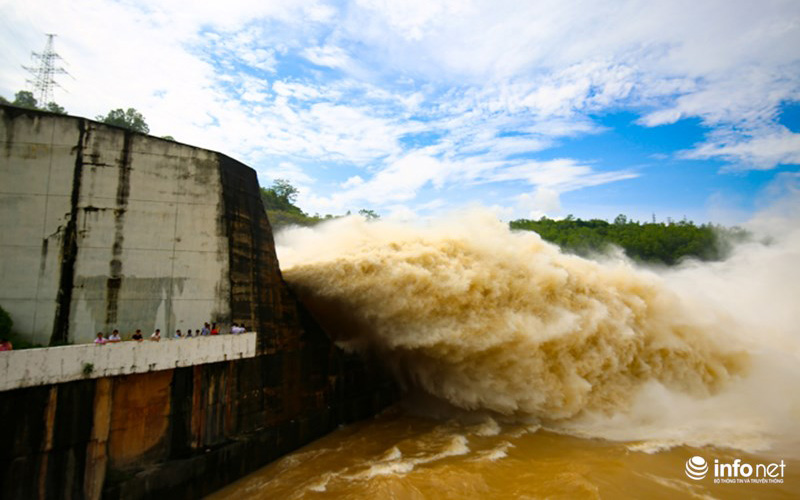 Việc xả lũ của hai hồ thủy điện xuất phát từ việc mưa lớn kéo dài hơn tháng qua. Hiện mực nước tại hồ Hòa Bình cao hơn giới hạn cho phép 4,8 m.