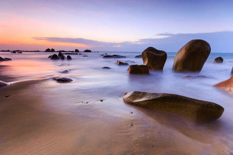 Cổ Thạch là bãi biển nổi tiếng gần xa nhờ vẻ đẹp ấn tượng với những bãi đá như viên ngọc nhiều màu sắc hết sức sinh động và đẹp mắt. Ảnh: Dinh Thao.
