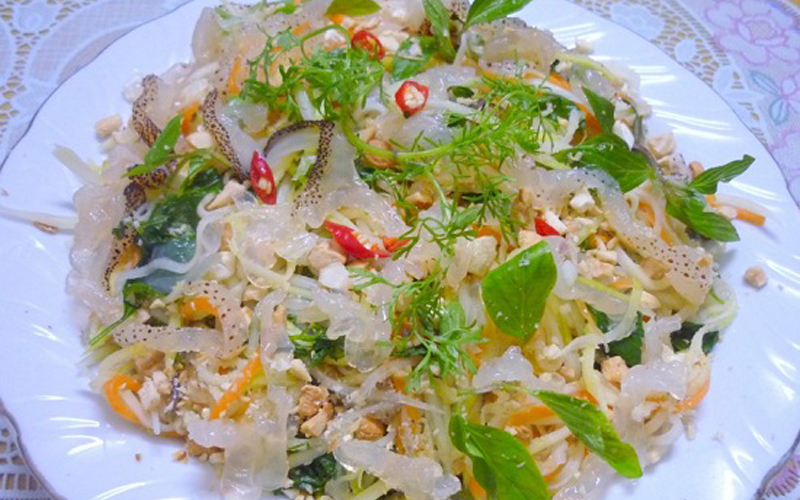 Sứa phải cẩn thận khi chế biến. Tại Việt Nam đặc biệt là miền Trung, sứa biển được sử dụng khá phổ biến để chế biến một số món như gỏi, nộm… Tuy nhiên, ăn sứa vào mùa chúng sinh sản rất nguy hiểm.  Mùa xuân - hè là thời điểm sinh sản của sứa biển, nên chúng thường tích lũy nhiều độc tố có thể gây ngộ độc thực phẩm, ảnh hưởng tới sức khỏe con người.  Sứa phải được ngâm qua 3 lần trong nước muối và phèn, thịt sứa sẽ chuyển sang màu đỏ nhạt hoặc vàng nhạt. Khi đó mới đem chế biến làm thức ăn.