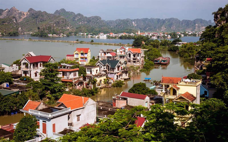 Làng Nổi Kênh Gà nằm bên bờ sông Hoàng Long, là một địa điểm khá nổi tiếng, không chỉ bởi những ngọn núi khổng lồ bao quanh mà do những người dân địa phương sống trên mặt nước quanh năm