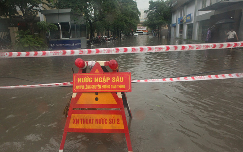 Nhiều ngõ trên đường Trần Bình (Cầu Giấy) công nhân rào chắn cảnh báo người dân không đi vào bởi nước ngập sâu và có nắp cống