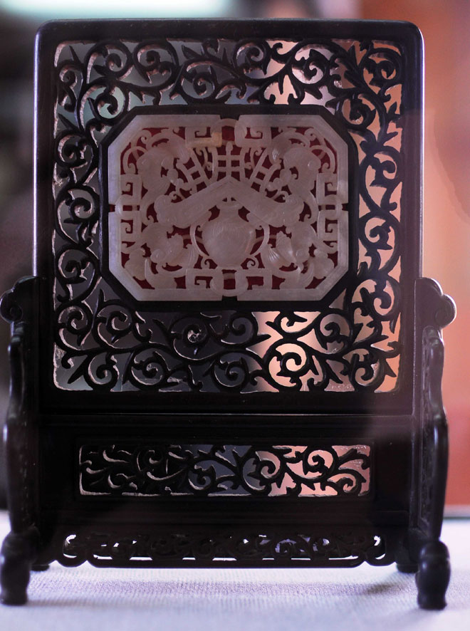 Bình phong bằng gỗ với những họa tiết, chạm khắc tinh xảo triều Nguyễn.