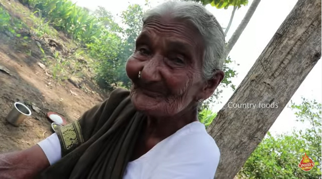 Cụ bà Mastanamma 106 tuổi nhưng vẫn nấu ăn rất ngon.