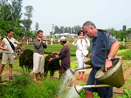 Nhiều du khách thích thú với những trải nghiệm tại các làng rau ở Hội An. Ảnh minh hoạ