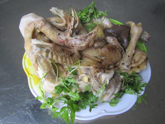 Bình quân mỗi năm quán ăn của chị Phạm Thị Xuân Tươi, xã Tiên Phong cung cấp gần 2.000 con gà ta hầm muối cho thực khách trong và ngoài huyện.