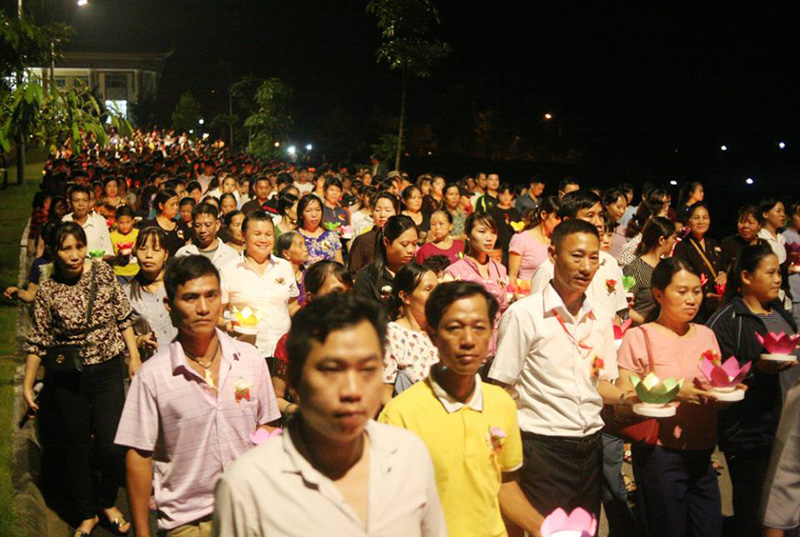  Hàng nghìn người di chuyển đến một hồ lớn ngay gần chùa để thả đèn hoa đăng (Ảnh: Lan).