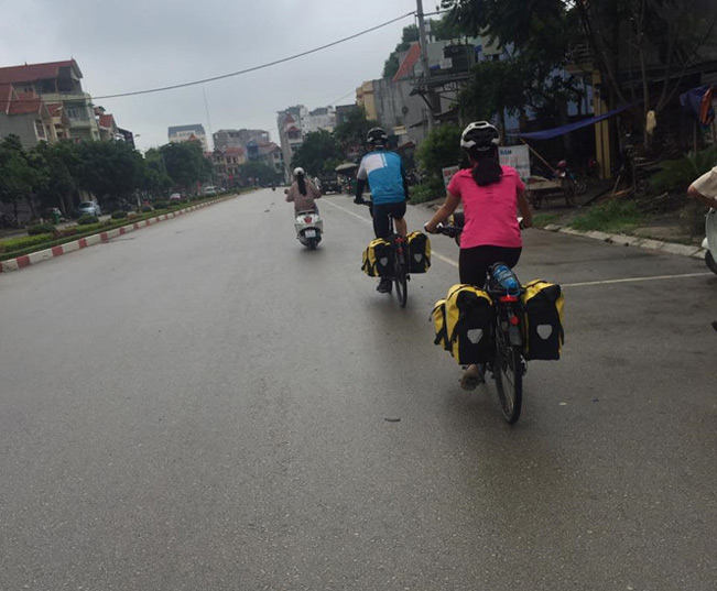 Cặp vợ chồng trẻ Linh và Peter đạp xe trên mảnh đất Lạng Sơn ở Việt Nam. Ảnh: Duy Chiến