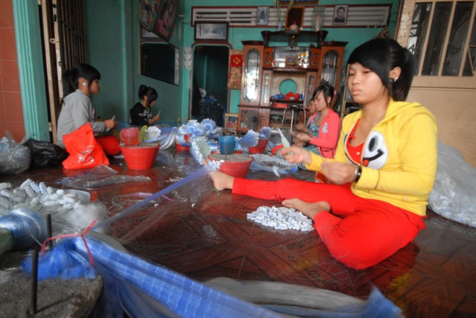 Làng sản xuất các loại lưới ở cầu Thơm Rơm, quận Thốt Nốt (TP. Cần Thơ) đang vào mùa nhộn nhịp để kịp giao hàng cho các vùng đi đánh bắt thủy sản trong mùa lũ