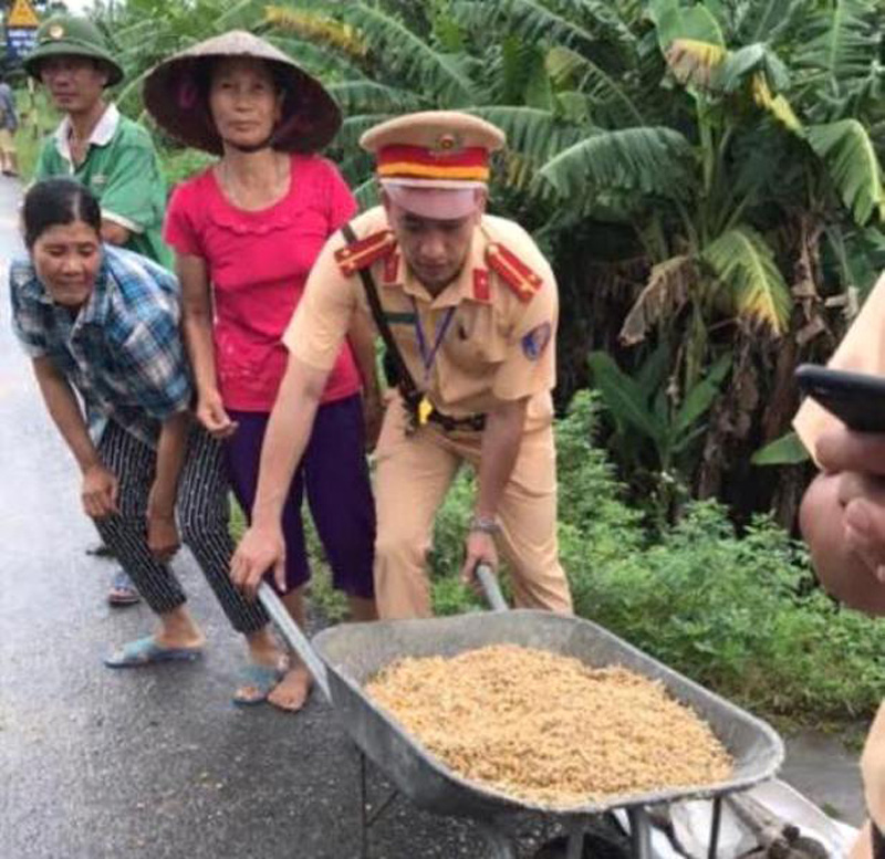   Công an giao thông tỉnh Quảng Ninh giúp tài xế thu dọn ngô. Ảnh: Người dân cung cấp