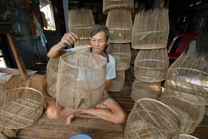 Làng nghề sản xuất lọp cá linh nổi tiếng ở xã Phước Hưng, huyện An Phú – An Giang vì chỉ có nơi đây sản xuất loại lọp này và mỗi năm còn xuất bán qua Campuchia hàng nghìn cái. Mỗi cái lọp cá linh có giá 50.000 - 60.000 đ/cái