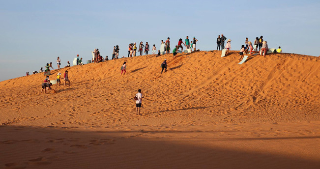 Khách du lịch thăm quan đồi cát bay ở Phan Rang (Ảnh: Phạm Quý Trọng)