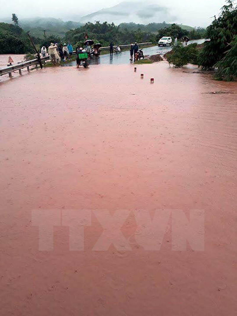  Ngập lụt tại tuyến đường từ trung tâm huyện Mường Nhé đi xã Chung Chải. (Ảnh: TTXVN)