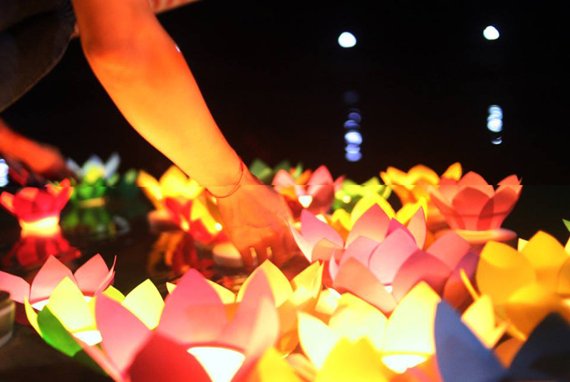 Khi mỗi ngọn đèn hoa đăng được đốt lên, mọi người ai cũng có một tâm niệm tốt lành cho gia đình và người thân (Ảnh: Lan).