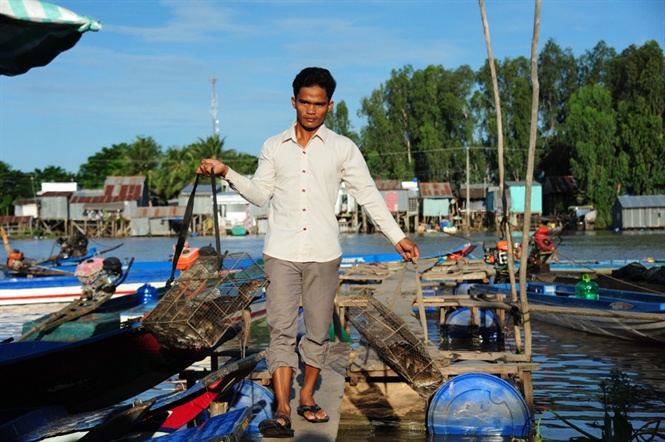 Chợ cá đồng nằm ngay ngã tư sông Kinh Ruột (ấp Phú Thuận, xã Phú Hội, huyện An Phú). Theo những cao niên tại đây, thì chợ cá này được hình thành từ xa xưa, chủ yếu mua bán, trao đổi các mặt hàng đặc sản “rặt đồng” của mùa nước nổi, như: cá linh, cua đồng, rắn bông súng, cá sặc, cá rô,…