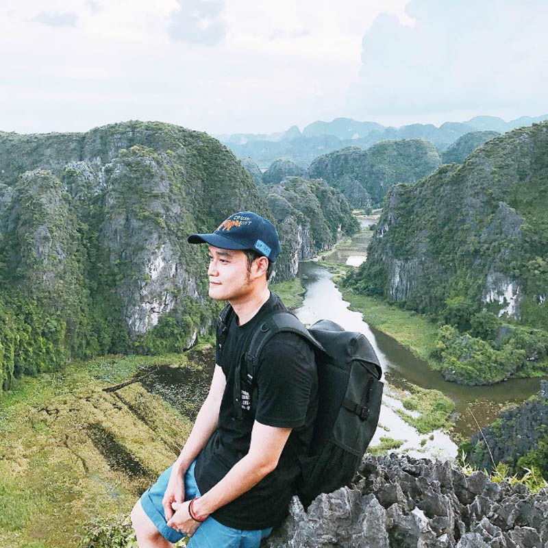 Hang Múa nằm dưới chân núi Múa, trong quần thể khu du lịch sinh thái thuộc địa phận thôn Khê Đầu Hạ, xã Ninh Xuân, Hoa Lư. Chàng ca sĩ đã cất công leo 500 bậc thang - nơi được dân du lịch gọi là 