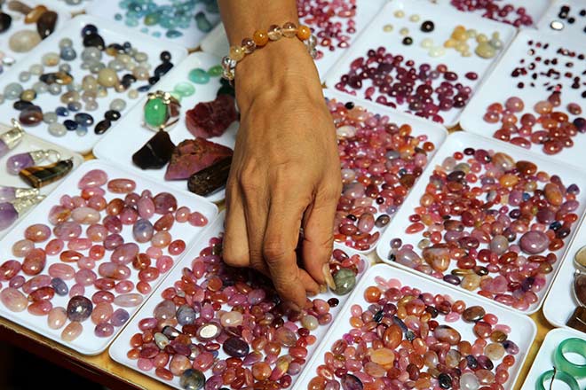Các loại đá được bày bán tại phiên chợ rất đa dạng, từ đá trang trí giá trị vài chục ngàn đồng đến những viên đá quý giá lên tới cả trăm triệu.