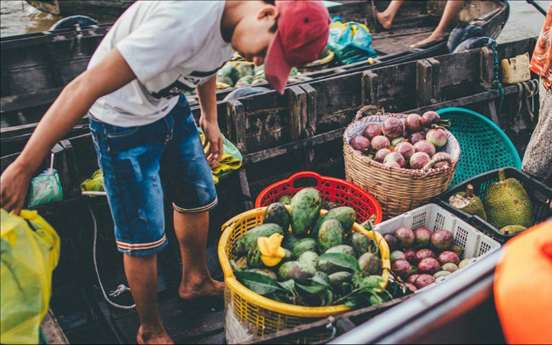 Đến với chợ nổi, du khách có thể mua được đủ loại trái cây tươi ngon. Ảnh: Trần Thanh Duy.