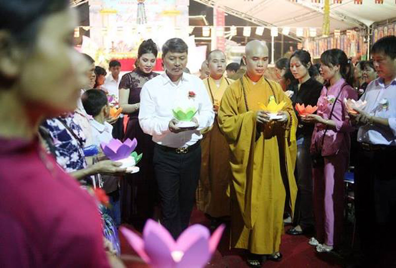 Sau nghi lễ bông hồng cài áo, chính là nghi lễ thả đèn hoa đăng. Thả đèn hoa đăng với ý nghĩa cầu nguyện cho quốc thái dân an, mọi nhà đều bình an, hạnh phúc. Ảnh: Lan Lan