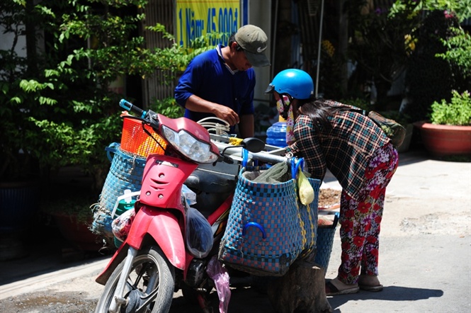 Bà Nguyễn Thị Thoa, một thương lái mua cá linh, cho biết: “Ngày nào cũng vậy, tôi chạy ghe lên đây thu mua khoảng vài trăm kí đến 1 tấn cá linh từ các hộ đánh bắt, sau đó chở về chợ đầu mối Long Xuyên bán lại.