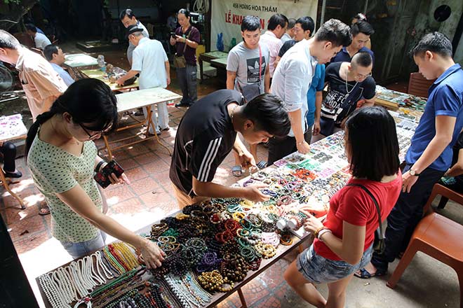 Chợ đá quý chỉ họp mỗi tuần một lần duy nhất, nhưng thu hút rất đông khách du lịch và giới đam mê chơi đá.