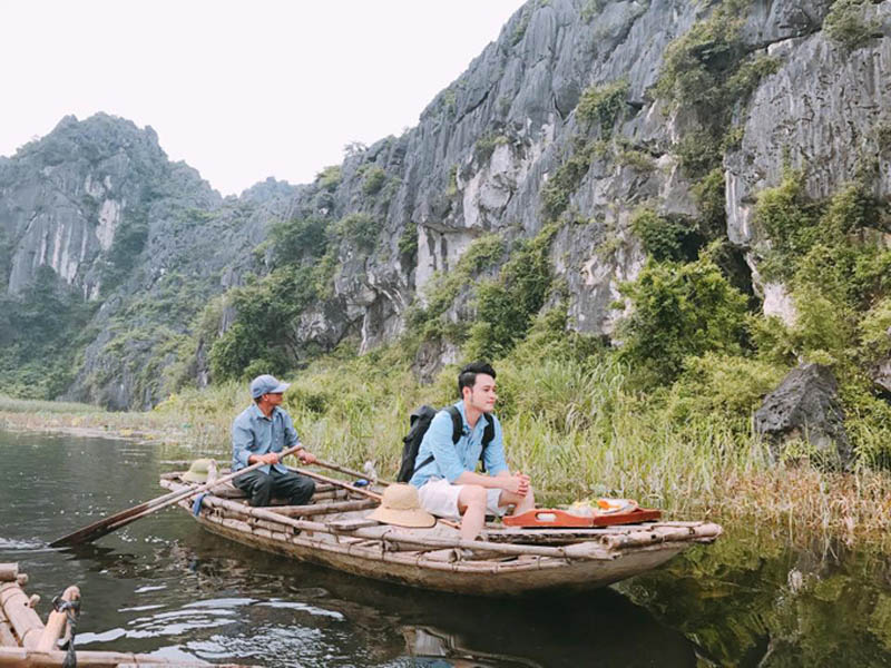 Động Thiên Hà nằm ở xã Sơn Hà, huyện Nho Quan, tỉnh Ninh Bình. Động nằm ẩn mình trong dải núi Tướng, một ngọn núi thuộc dãy Tràng An. Động mới được phát hiện năm 2007, với cửa động rất nhỏ và bị cây cối che phủ rất khó tìm. Đến đây du khách sẽ bị thu hút bởi một thế giới nhũ đá.