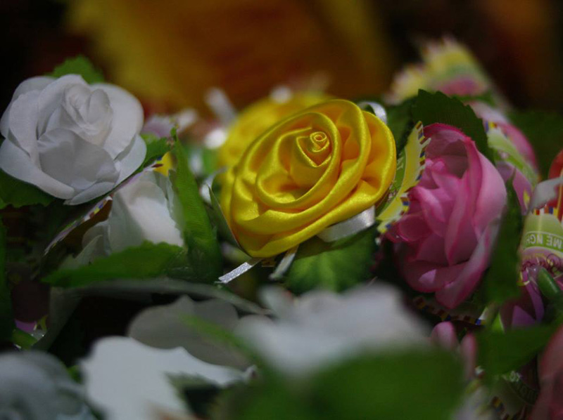 Trong nghi lễ bông hồng cài áo, bông hoa màu đỏ dành cho ai còn cả cha lẫn mẹ, màu hồng dành cho ai đã mất cha hoặc mẹ, màu trắng dành cho ai đã mất cả cha và mẹ. Riêng đối với các bậc Chư Tôn Đức Tăng Ni sẽ được cài bông hoa màu vàng trong dịp lễ (Ảnh: Lan).