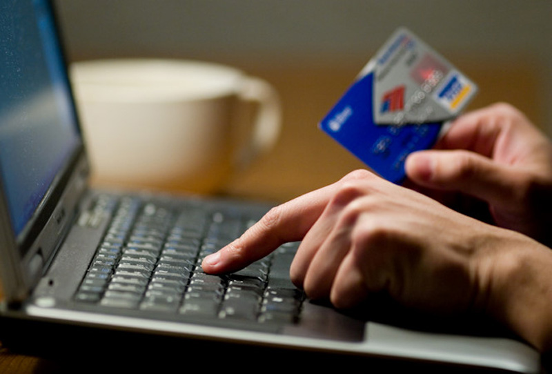  Khóa thẻ tín dụng: Khi bị mất ví và trong đó có các loại thẻ tín dụng, bạn cần gọi cho đơn vị phát hành thẻ ngay lập tức và yêu cầu khóa tài khoản. Một số đơn vị sẽ gửi thẻ mới cho bạn trong thời gian ngắn nhất. Ảnh: GOBankingRates.