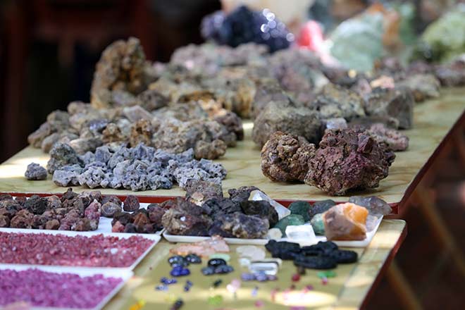 Tại chợ có rất nhiều loại đá tự nhiên có xuất xứ từ những vùng đá nổi tiếng như Yên Bái, Thanh Hóa, Nghệ An…