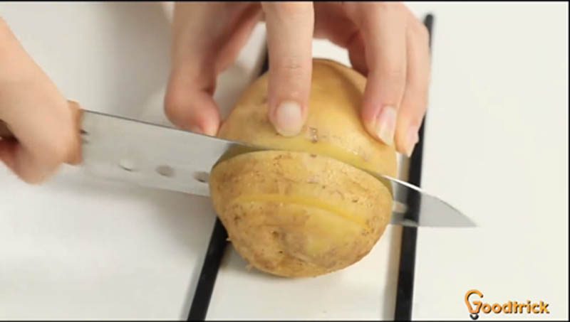 Sau đó dùng dao thái củ khoai tây thành từng lát mỏng