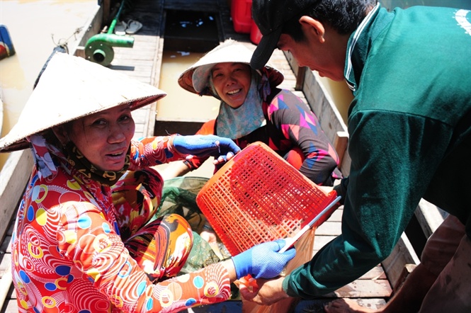 Chợ nằm ở vị trí khá thuận lợi, là nơi giáp với biên giới Campuchia cũng là vùng “rốn lũ” có nguồn tôm cá hào sảng, chủ yếu là do nước tràn đồng, được ngư dân quanh vùng đánh bắt, rồi đem về chợ Phú Hội bán.