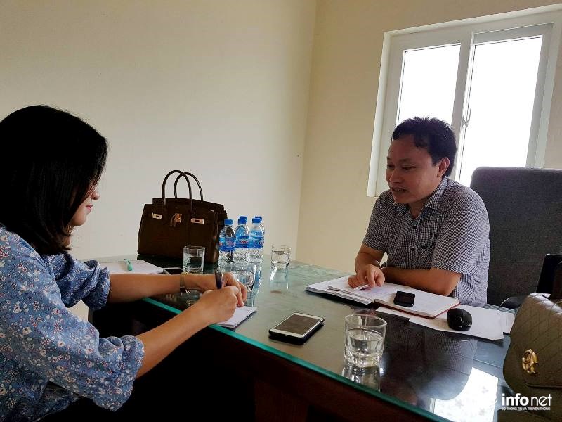 Ông Võ Châu Trọng, Giám đốc Công ty CP thủy sản Thông Thuận trao đổi với PV Báo Infofnet về việc người dân nuôi tôm phản ánh 