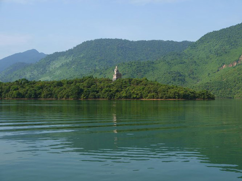  Từ thành phố Huế đi gần 30 km về phía Nam theo hướng quốc lộ 1A, rồi theo con đường làng râm mát cây xanh đi thêm 10 km nữa, du khách sẽ đến hồ Truồi.