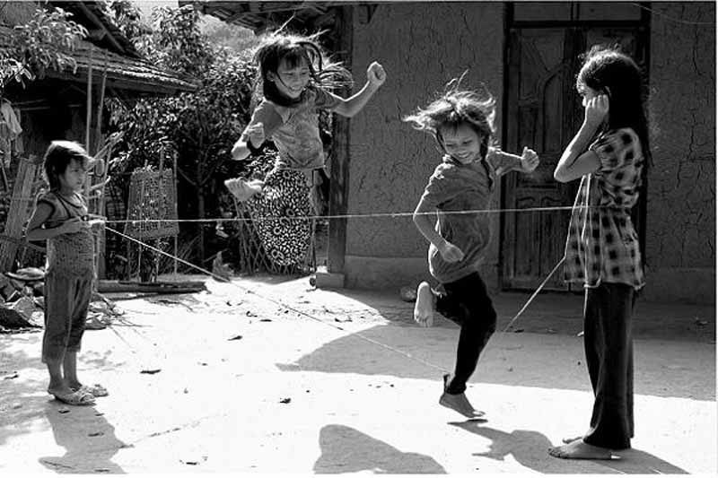 Nhảy dây là một trong những trò chơi được các bạn trẻ thời bấy giờ ưa thích
