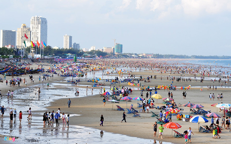  Ngày 2/9, hàng nghìn người từ các tỉnh, thành đổ về bãi tắm ở TP Vũng Tàu (Bà Rịa - Vũng Tàu) vui chơi. Từ 14h, dù nắng nóng nhưng nhiều du khách vẫn ra bãi cát vui đùa, tắm biển. 