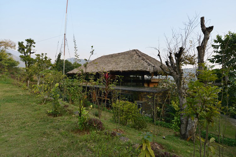 Cách Hà Nội 55km về hướng tây, ngôi nhà trên sườn đồi có độ dốc tới 45 độ là một thách thức lớn với nhóm kiến trúc sư.