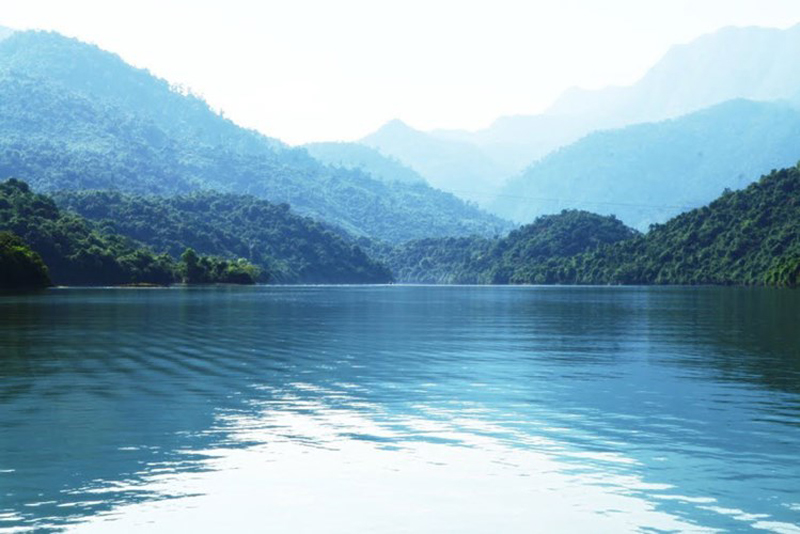 Xuôi thuyền theo dòng nước trong xanh của Hồ Truồi du khách sẽ tham quan các điểm du lịch sinh thái hấp dẫn như Vũng Thùng, Ba Trại, Hợp Hai…