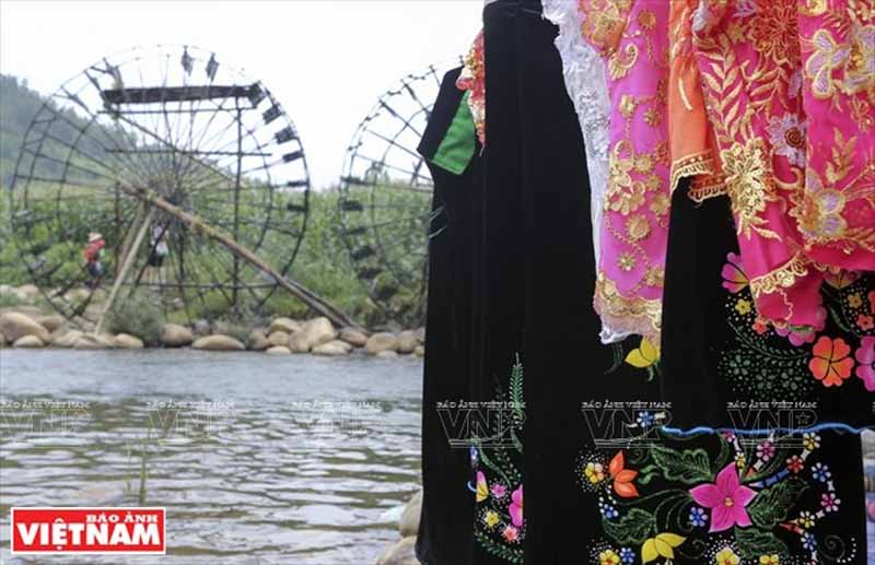 Hiện nay, cả bản Nà Khương đã có 20/64 hộ tham gia làm du lịch bên bờ sông Nậm Mu. Bình quân mỗi ngày, mỗi hộ cũng thu được từ 500​-600 ngàn đồng từ cho thuê trang phục và chế biến món ăn.