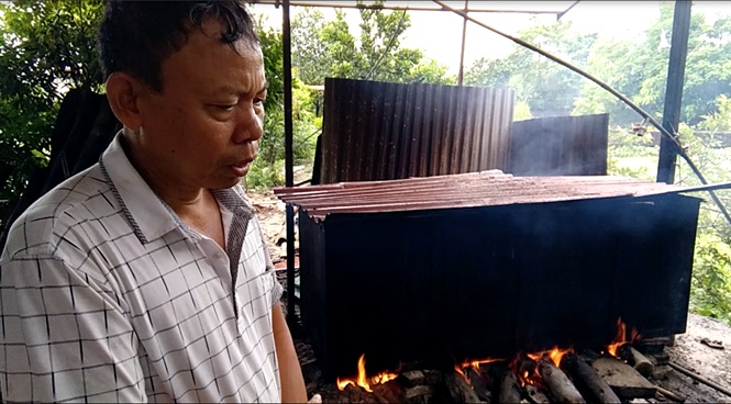 Ông Hữu giới thiệu về chiếc nồi nấu cám sử dụng khí gas từ hai hầm biogas cỡ lớn của trang trại lợn.