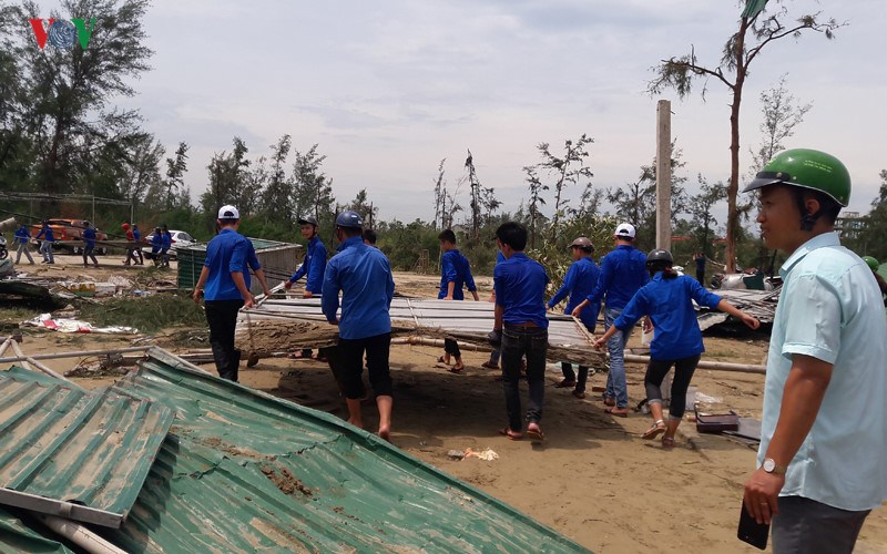 Đoàn thanh niên được huy động để giúp người dân dọn dẹp những “tàn tích” của cơn bão sớm ổn định đời sống.