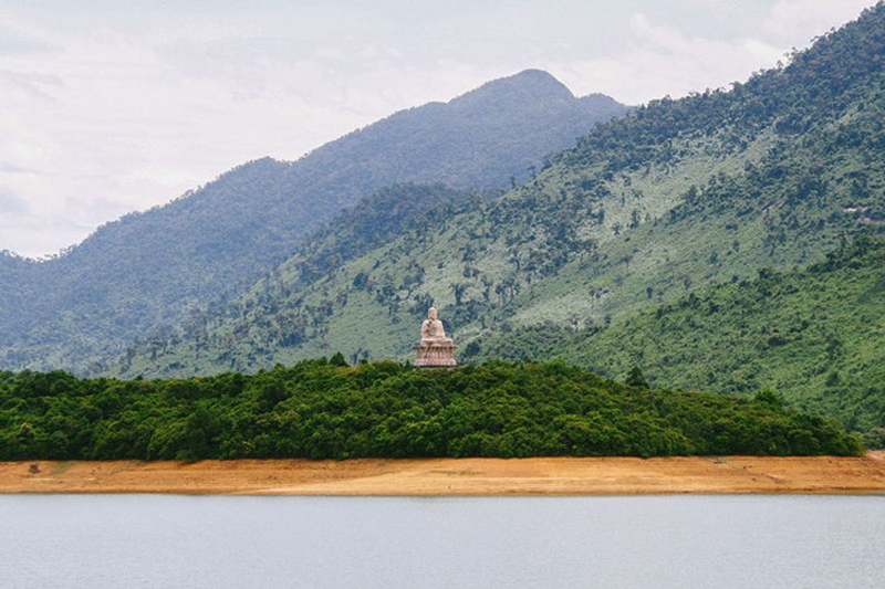 Đến hồ Truồi du khách sẽ thấy một vùng nước trong xanh được bao bọc bởi các dãy núi xanh ngát, phong cảnh sơn thủy hữu tình.