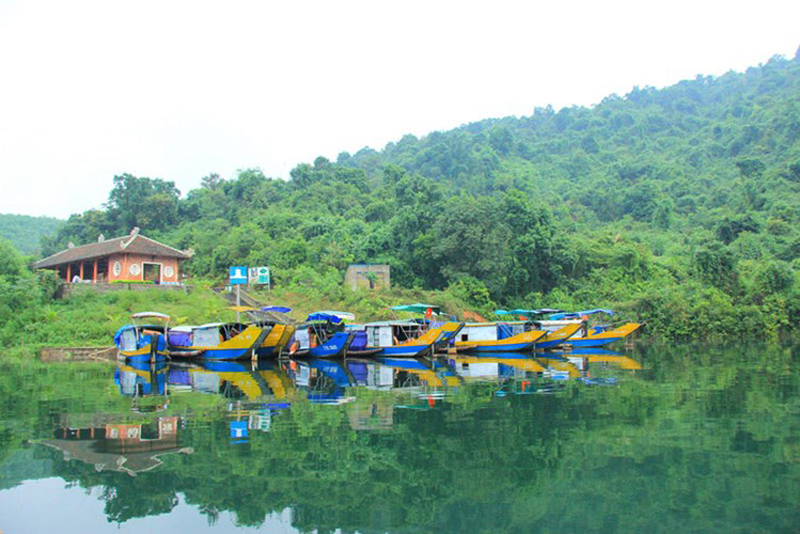 Tới đây, bạn đừng quên thưởng thức thanh trà và mít, đặc sản nổi tiếng của xứ Truồi.